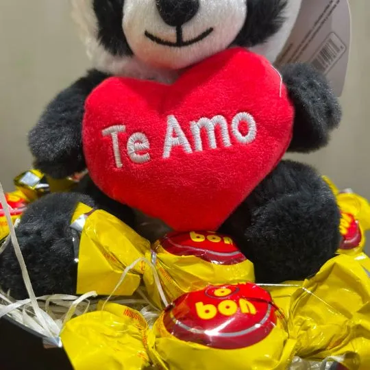 caja corazon black con bombones peluche y globo 